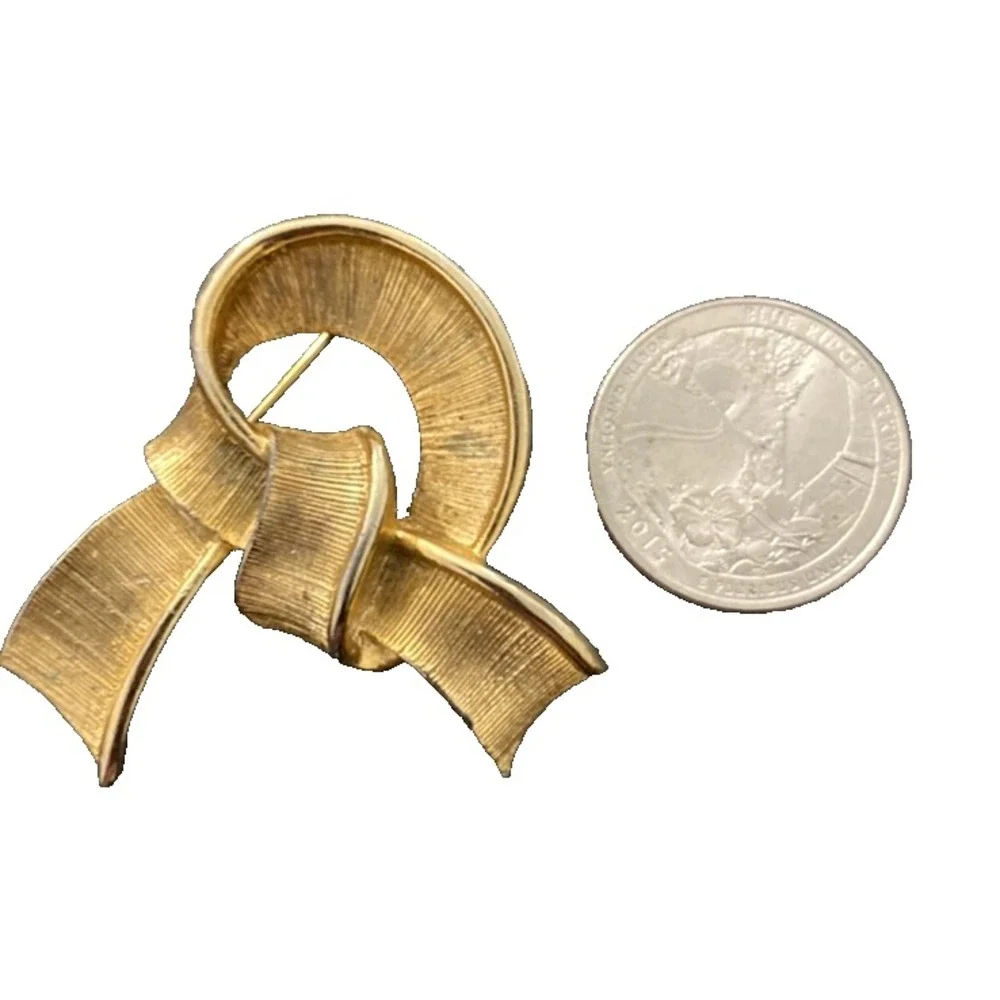 Vintage Signed CMI Gold Tone Textured‎ Brooch